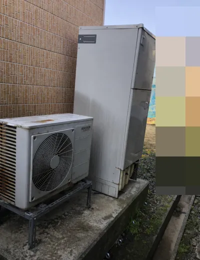 【京都市山科区】夜間の沸き上げ中にヒートポンプユニットの音が大きく感じられるようになったためエコキュートを交換｜CTU-371D1A11からSRT-ST376への施工事例（施工前）