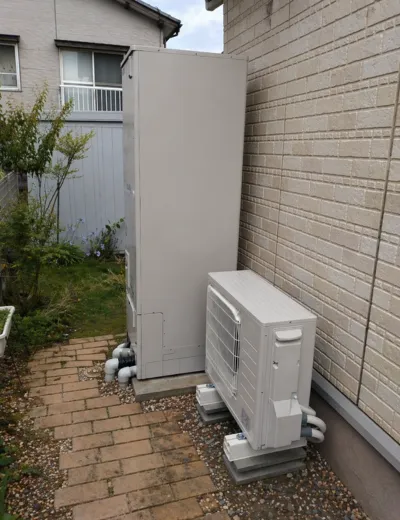 【三木市】夜間の沸き上げ中にヒートポンプユニットの音が大きくなったためエコキュートを交換｜SRT-4668CFU-BLからSRT-ST466への施工事例（施工後）