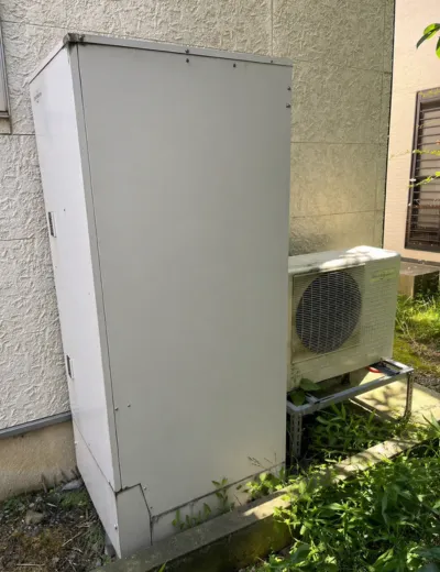 【三木市】夜間の沸き上げ中に本体まわりの音が気になるようになったためエコキュートを交換｜HHP-T462HATからSRT-S466への施工事例（施工前）