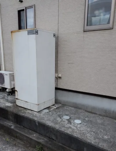 【磯城郡三宅町】ヒートポンプまわりに水がにじむようになったためエコキュートを交換｜UWH-4617AD2UからCHP-46AZ1への施工事例（施工前）