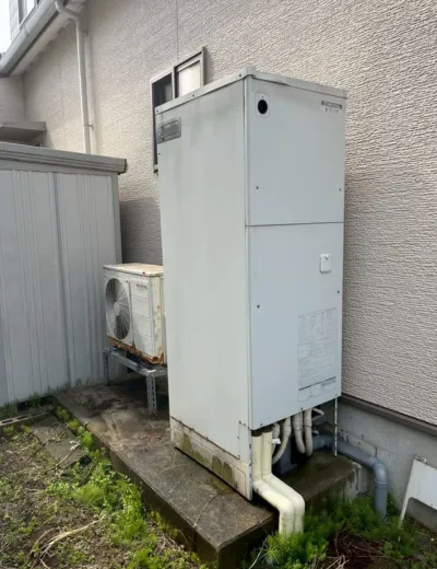 【磯城郡三宅町】浴室のシャワー圧が以前より弱く感じるようになったためエコキュートを交換｜CHP-371D1A10からCTU-37AZ1への施工事例（施工前）