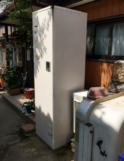 【西脇市】蛇口からお湯になるまで時間がかかるようになったためエコキュートを交換｜TU37EFCHVからTUX37XFVへの施工事例（施工前）