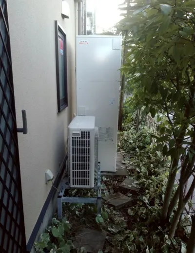 【小野市】脚部カバー内の湿りが気になるようになり容量も見直してエコキュートを交換｜HHE-37R1AからBHP-TADV46Wへの施工事例（施工後）