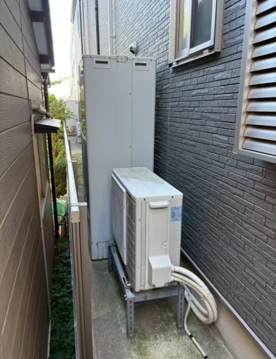 【小野市】ヒートポンプユニットの作動音が以前より気になるようになったためエコキュートを交換｜RQWN45LVからTUN37LFVへの施工事例（施工前）