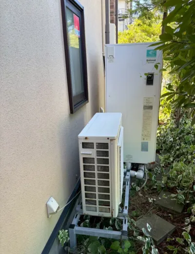 【小野市】脚部カバー内の湿りが気になるようになり容量も見直してエコキュートを交換｜HHE-37R1AからBHP-TADV46Wへの施工事例（施工前）