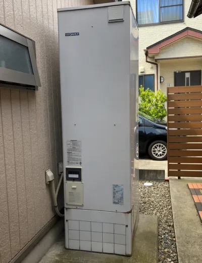 【宝塚市】本体下まわりに水がたまることがあったためエコキュートを交換｜SRT-46W2からSRT-S466への施工事例（施工前）
