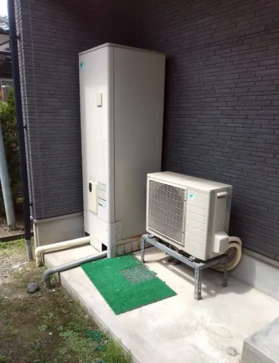 【磯城郡田原本町】お湯を使うときに金属のようなにおいが気になるようになったためエコキュートを交換｜EQN46LFVからTUN46YFVへの施工事例（施工前）