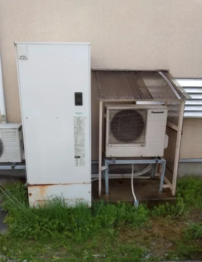 【磯城郡田原本町】お湯を使うときにいつもより金属音のような音が気になるようになったためエコキュートを交換｜HE-46D1QAPからHE-D46FQへの施工事例（施工前）