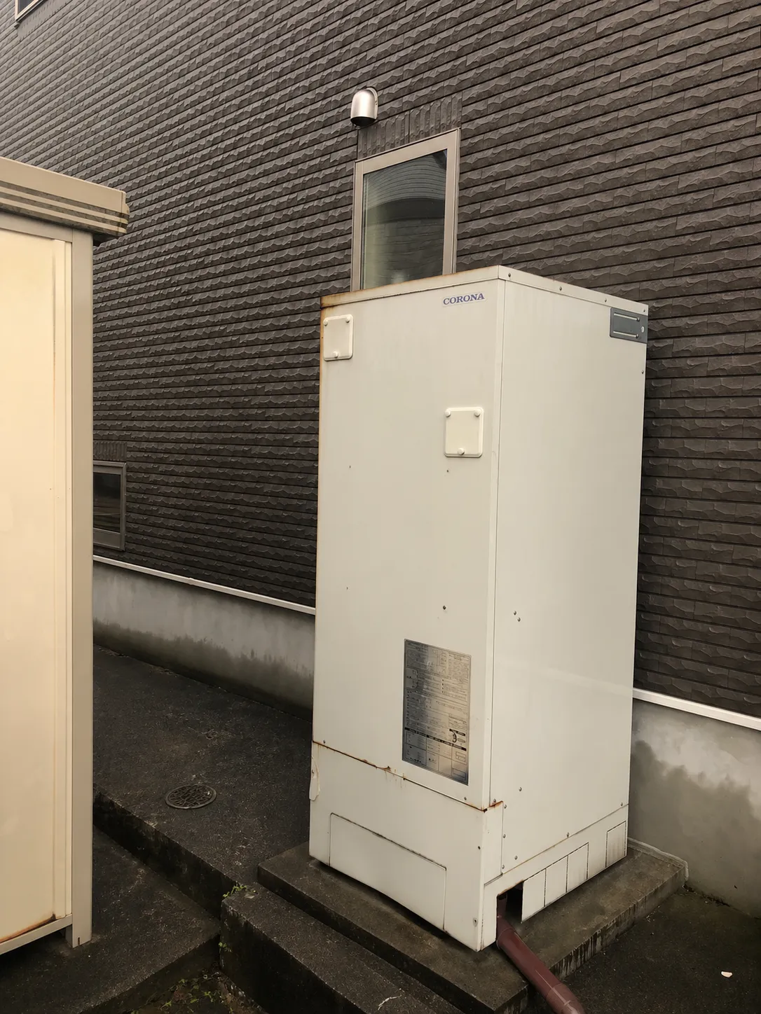 【宇治市】夜間の沸き上げ中にヒートポンプユニットから異音がするようになったためエコキュートを交換｜UWH-4614AD2UからSRT-ST466への施工事例（施工前）