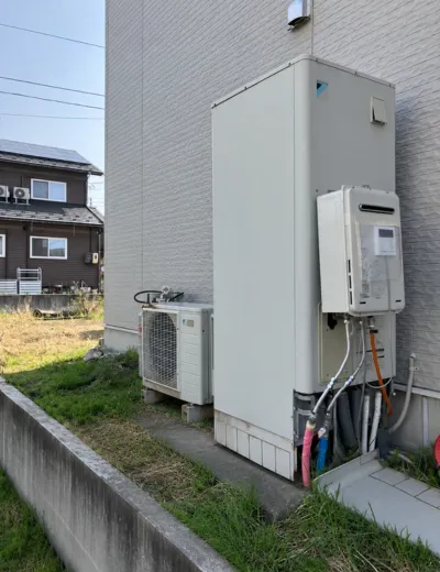 【相楽郡南山城村】夜間の沸き上げ中にヒートポンプユニットの音が気になるようになったためエコキュートを交換｜TUN37LFVHからTUX46XFVへの施工事例（施工前）