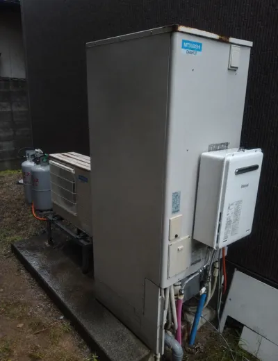 【向日市】本体まわりに水漏れのような症状が見られたためエコキュートを交換｜SRT-HPT37W6からHE-S37LQへの施工事例（施工前）