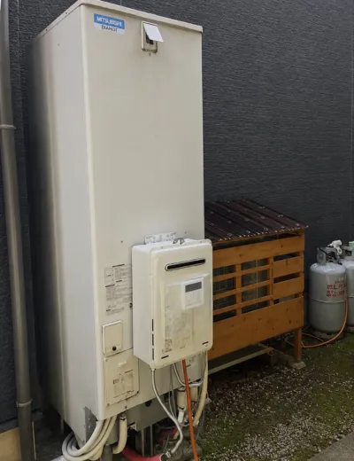 【向日市】保温していてもおふろが冷めやすくなったためエコキュートを交換｜SRT-HPT37W7からSRT-ST376への施工事例（施工前）