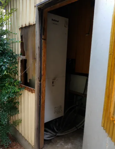 【長岡京市】お湯が出たり出なかったりして不安定になったためエコキュートを交換｜HE-K46AQからHE-S37LQへの施工事例（施工前）