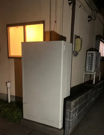 【大阪市此花区】本体下まわりに水気が見られることが増えたためエコキュートを交換｜TU37PFTVからEQA37YFTVへの施工事例（施工後）