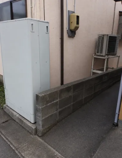 【大阪市此花区】本体下まわりに水気が見られることが増えたためエコキュートを交換｜TU37PFTVからEQA37YFTVへの施工事例（施工前）
