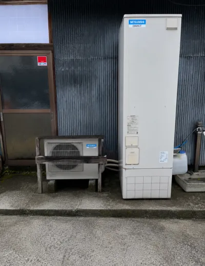【大津市】シャワーの勢いが以前より弱く感じられるようになったためエコキュートを交換｜SRT-HP46W4からSRT-ST466への施工事例（施工前）