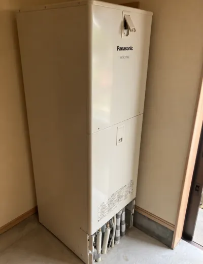 【相楽郡精華町】蛇口からお湯になるまで時間がかかるようになったためエコキュートを交換｜HE-K37BQからCTU-37AZ1への施工事例（施工前）