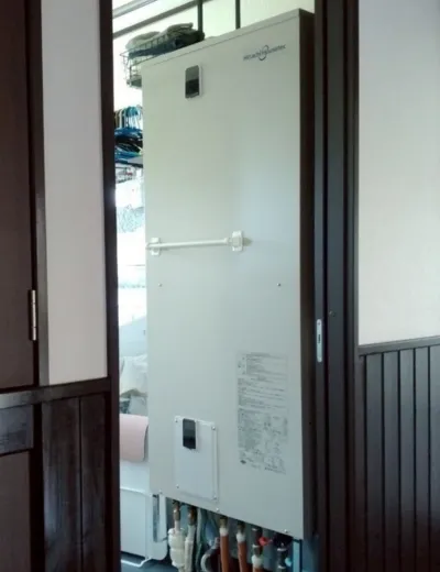 大阪市西成区で逃し弁まわりから水が出続けるエコキュートを交換｜HHP-T464HATからSRT-ST466へ（施工前）