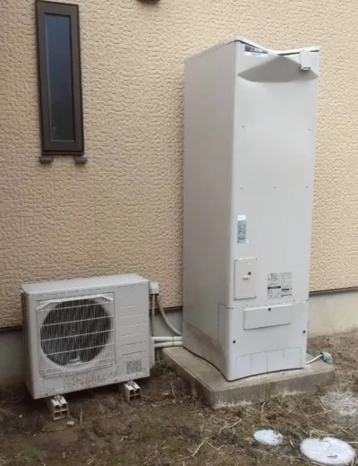 大阪市都島区で飛来物により貯湯ユニットが変形したエコキュートを交換｜SRT-ST466からSRT-ST467へ（施工前）