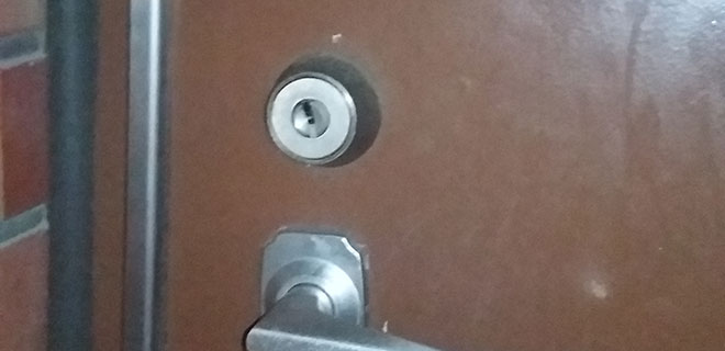 斜めに固定されていた玄関の鍵
