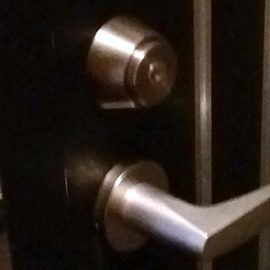 玄関ドアの鍵をMIWA社の錠前に加工して交換｜足立区綾瀬