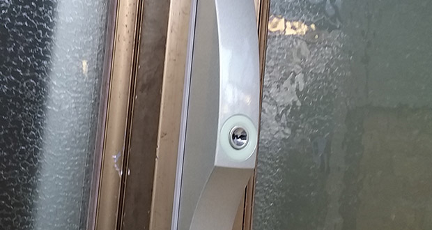 引き戸玄関の鍵交換