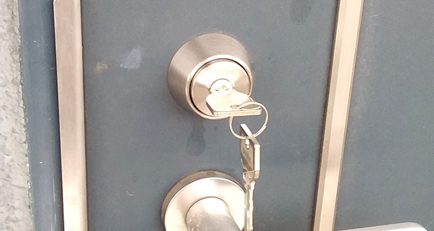 新しい鍵に取り替えた玄関ドア