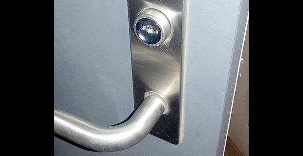 鍵穴に折れたキーが詰まった玄関ドア
