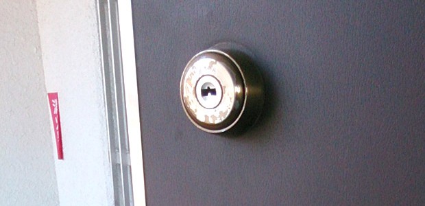 アパート玄関ドアの鍵交換
