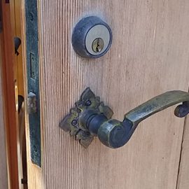 HORIの鍵が付いた玄関ドア