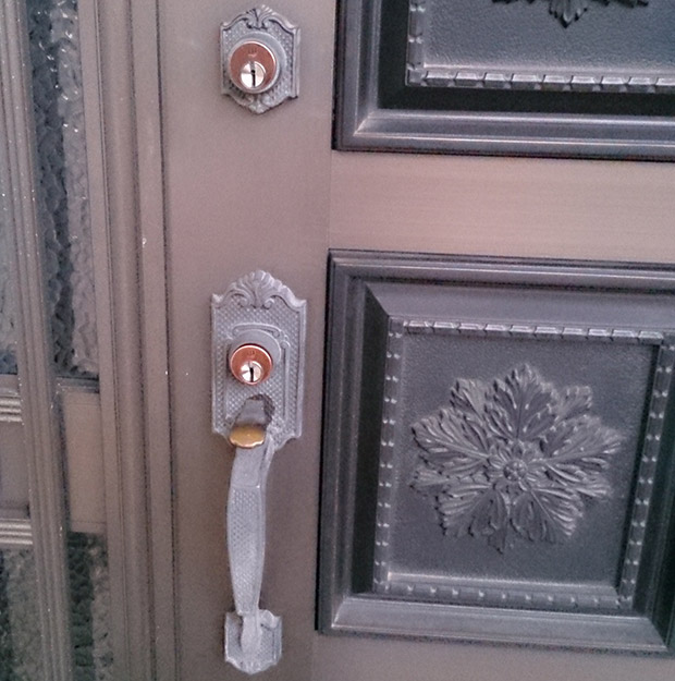 鍵を取り替える前の玄関扉