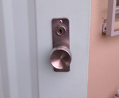 鍵交換前の玄関ドア