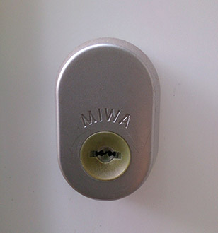 交換前のMIWAの鍵が付いた玄関ドア