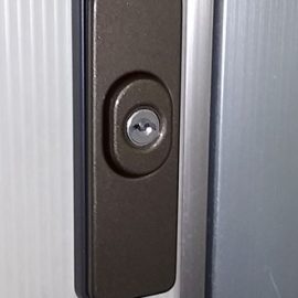 HORIの補助錠が付いた玄関ドア