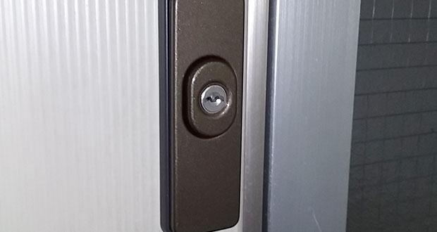 HORIの補助錠が付いた玄関ドア