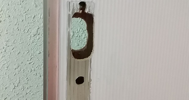 補助錠を取り外した玄関ドア