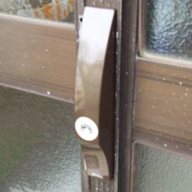 長年使用した玄関引き戸の鍵をMIWAのPS-SL9に交換｜秦野市本町