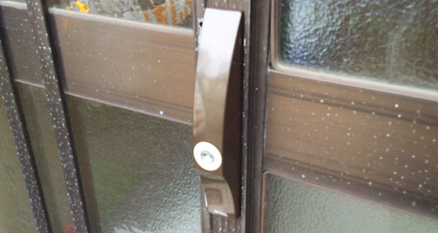 鍵を取り替えた後の玄関引き戸
