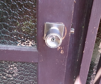 鍵交換前の玄関ドア