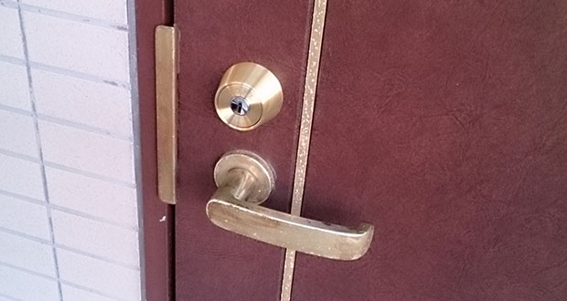 GOALの鍵が付いた玄関ドア