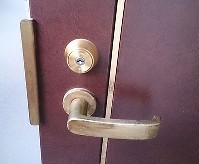MIWAの鍵が付いた玄関ドア