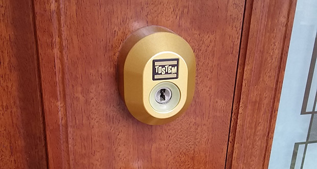 TOSTEMの鍵が付いた玄関ドア