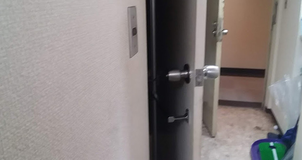 トイレの扉の鍵を解錠