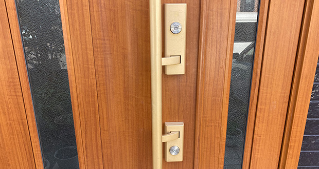 新しい鍵に替えた玄関ドア