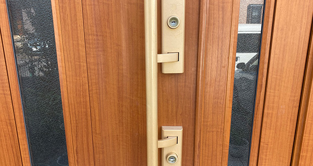 古い鍵が付いた玄関ドア