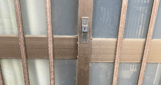 古い召し合わせ錠が付いた玄関引き戸