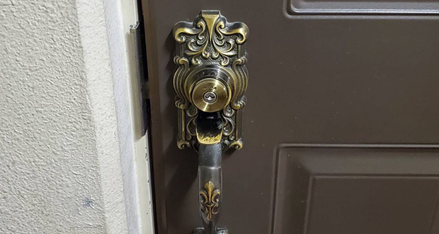 補助錠を設置する前の玄関ドア