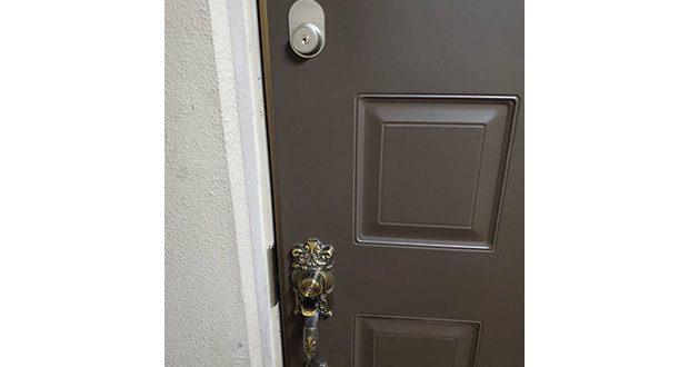 補助錠を設置後の玄関ドア