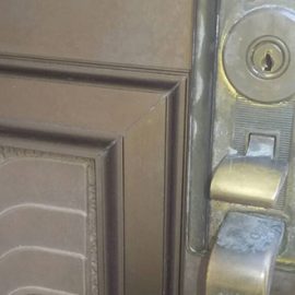室内側から開けづらい玄関のサムラッチ錠を修理｜鴻巣市松原