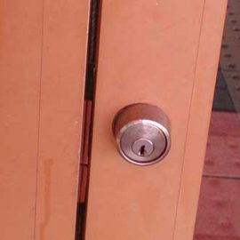 鍵のトラブルが起きた玄関ドアの鍵